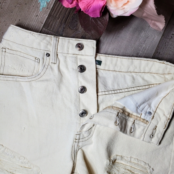 NWT Wild Fable Women's Super-High Rise Cut-Off Jean Shorts Off-White Size 2/26 - Picture 12 of 16